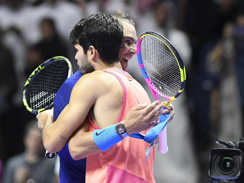 Riyadh (Saudi Arabia), 17/10/2024.- Rafael Nadal of Spain shares a moment with Carlos Alcaraz of Spain after their at the Six Kings Slam exhibition tennis tournament in Riyadh, Saudi Arabia, 17 October 2024. (Tenis, Arabia Saudita, España) EFE/EPA/STR