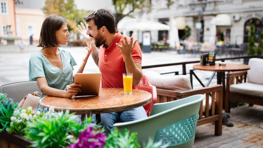 Pareja discutiendo de forma violenta