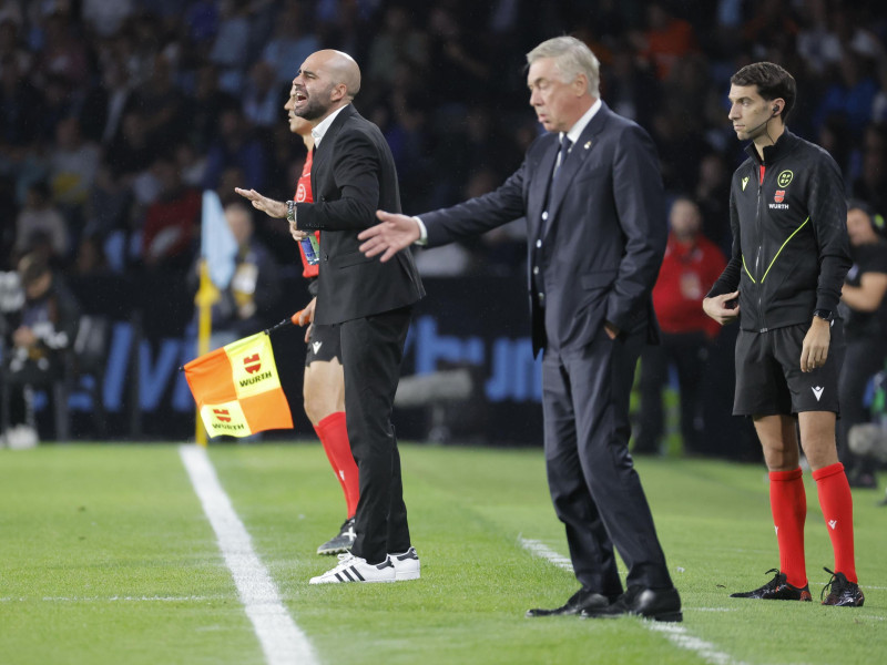 El entrenador del Real Madrid, Carlo Ancelotti (c), y el del Celta, Claudio Giráldez (i), durante el partido de la décima jornada de LaLiga EA Sports que Celta de Vigo y Real Madrid disputan este sábado en el estadio de Balaídos.