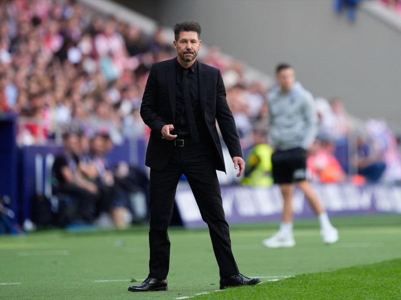 Diego Pablo Simeone, entrenador del Atlético de Madrid, se lamenta durante el partido de fútbol de la Liga española, LaLiga EA Sports, disputado entre el Atlético de Madrid y el CD Leganés en el estadio Riyadh Air Metropolitano el 20 de octubre de 2024, en Madrid, España