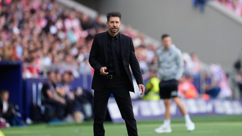 Diego Pablo Simeone, entrenador del Atlético de Madrid, se lamenta durante el partido de fútbol de la Liga española, LaLiga EA Sports, disputado entre el Atlético de Madrid y el CD Leganés en el estadio Riyadh Air Metropolitano el 20 de octubre de 2024, en Madrid, España