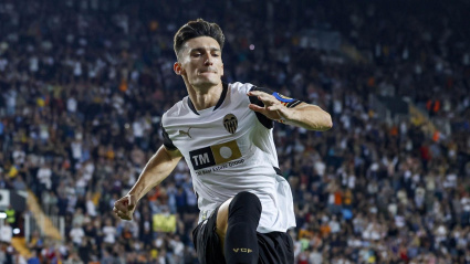 Pepelu adelantó a los chés de penalti