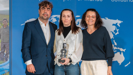 Vicente Javier Ávila, Director de FinánciateTú, entrega el Premio 'Gastronomía' a 'Gustos de Antes'