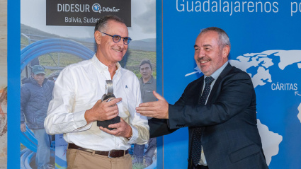 El gerente de Segurmas, Juan Ramón Carmena, entrega el premio 'Al Compromiso'