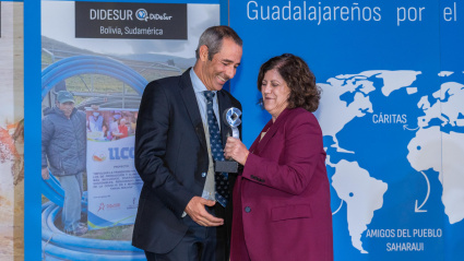 La presidenta de CEOE-CEPYME Guadalajara, Marisol García, entrega el galardón a Gesfrío