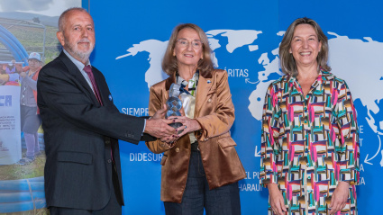 La alcaldesa de Guadalajara, Ana Guarinos, entrega el galardón a Manos Unidas