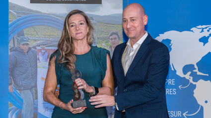 Olga Mediano recibe el premio de manos del director de Prodatos, Rubén Mateos