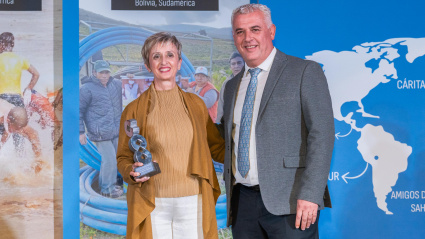 Nuria Matamala recibe el premio de manos del presidente de la Diputación, José Luis Vega