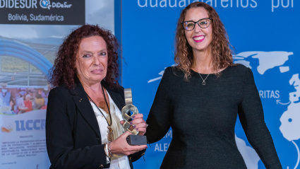Olga Moratilla recibe el premio de manos de Sara Simón