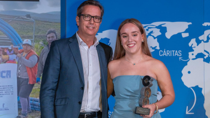 El director de Leasing & Customer Experience de Prologis, Manuel Hurtado de Amezaga, entrega el premio a Rocío Muñoz