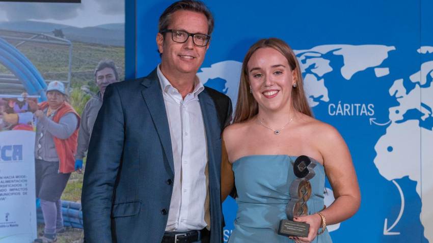 El director de Leasing & Customer Experience de Prologis, Manuel Hurtado de Amezaga, entrega el premio a Rocío Muñoz