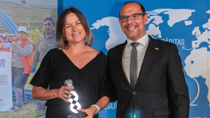 El presidente de las Cortes de Castilla-La Mancha, Pablo Bellido, hace entrega del Premio 'Al Mérito Deportivo'