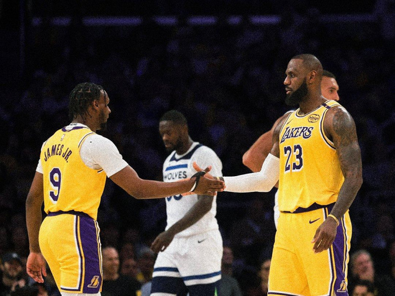 Primer padre e hijo que comparten equipo en la NBA