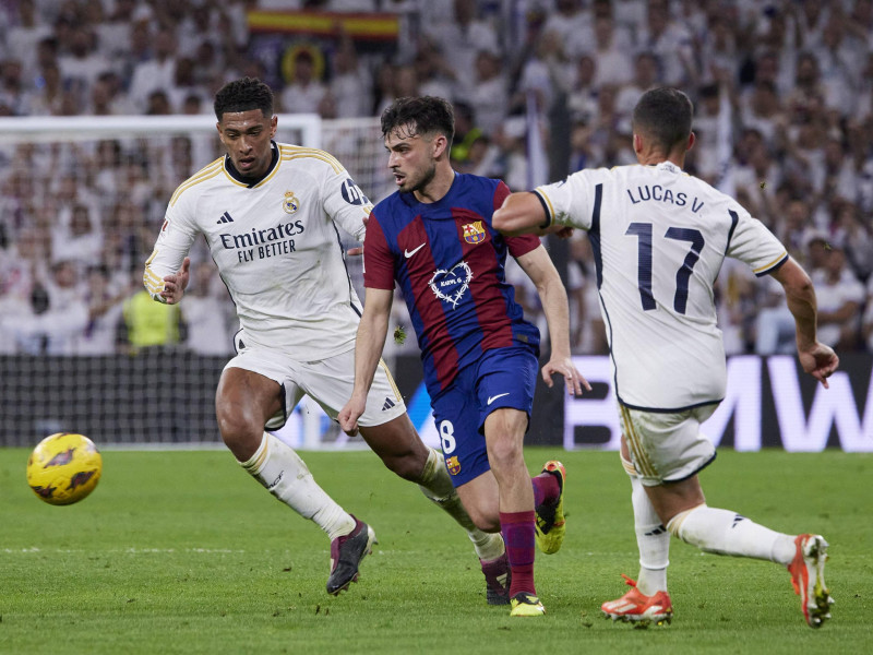 Lucas Vázquez y Bellingham presionan a Pedri en el último Clásico disputado en el Bernabéu.