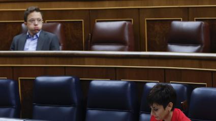 La ministra Vivienda, Isabel Rodríguez y el portavoz de Sumar Íñigo Errejón (i), durante la sesión de control al Gobierno que este miércoles se celebra en el Congreso