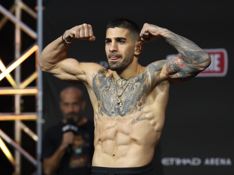 Ilia Topuria posa durante el pesaje para la pelea por el campeonato de peso pluma en UFC 308, en Abu Dhabi, Emiratos Árabes Unidos, el 24 de octubre de 2024