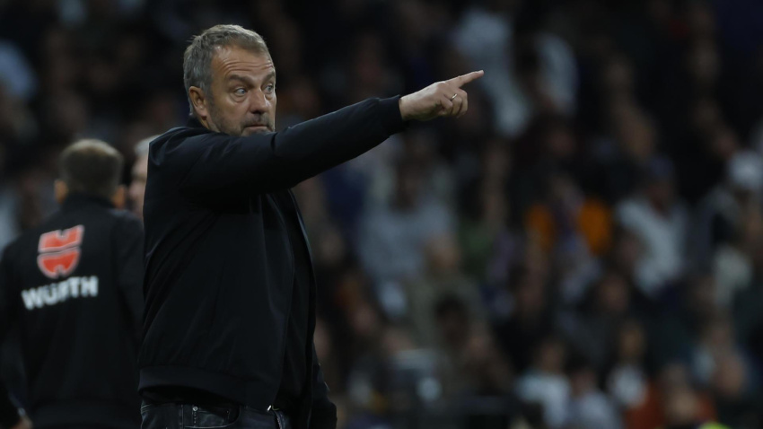 Hansi Flick da órdenes a sus jugadores durante El Clásico.