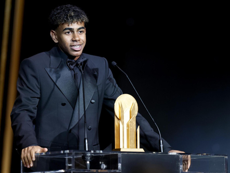 Lamine Yamal, con el trofeo Kopa