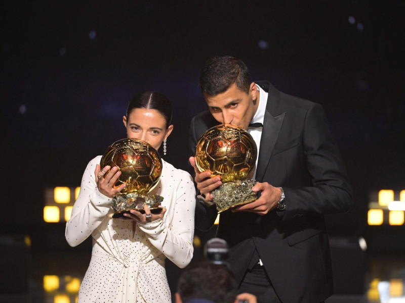 Rodri y Aitana posan con el balón de oro