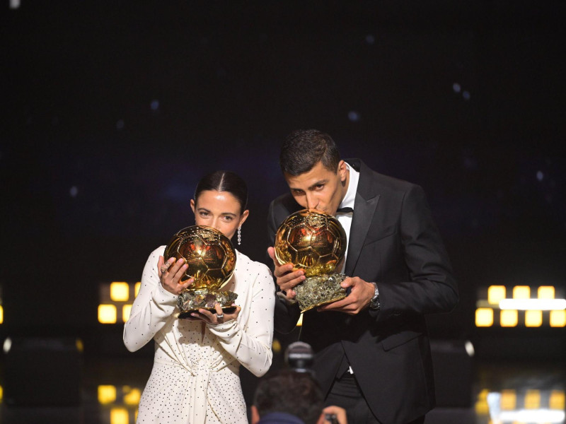 Rodri y Aitana posan con el balón de oro