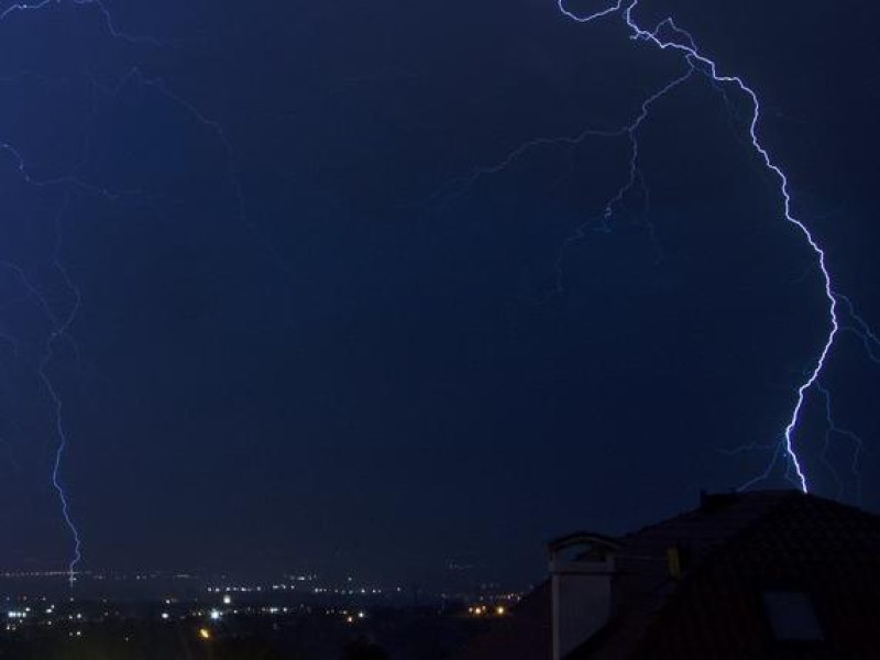 Tormenta eléctrica durante la noche
