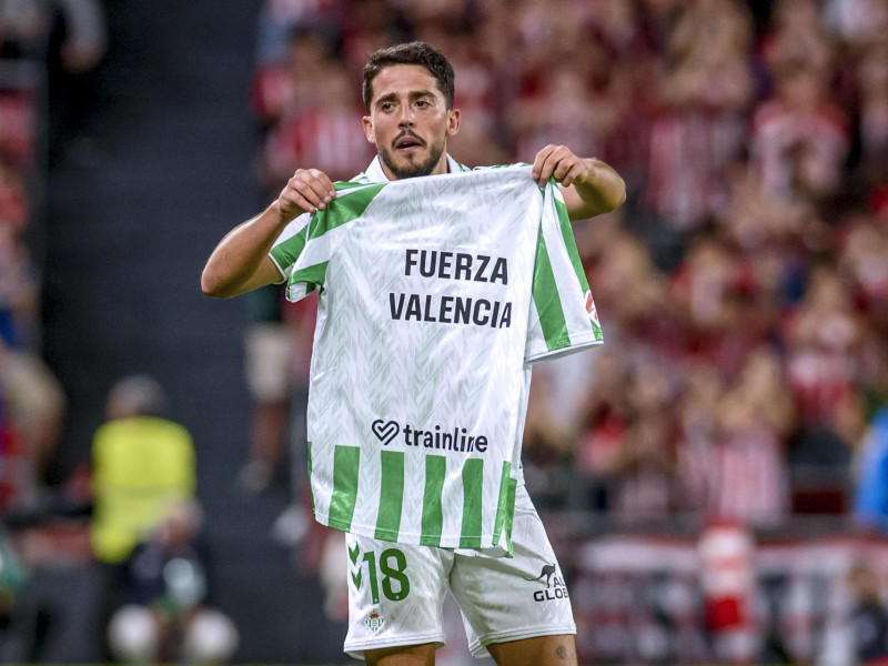 Fornals celebra el gol del Betis con un recuerdo a Valencia
