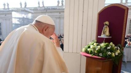 El Papa Francisco reza ante la imagen de la Virgen de los Desamparados, patrona de Valencia