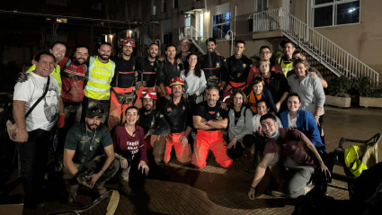 Primer equipo de bomberos del Consorcio desplazado a Valencia, con un grupo de vecinos con los que han colaborado en rescate, limpieza y apoyo