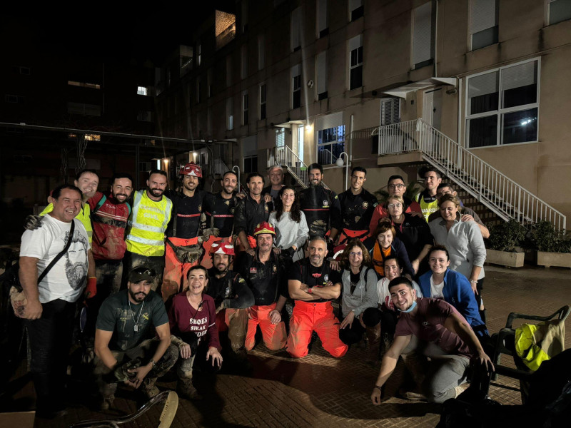 Primer equipo de bomberos del Consorcio desplazado a Valencia, con un grupo de vecinos con los que han colaborado en rescate, limpieza y apoyo