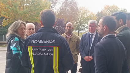 Ana Guarinos, el equipo de Gobierno del Ayuntamiento de Guadalajara e Ignacio Jimeno Oficial Jefe del Cuerpo de Bomberos del Ayuntamiento