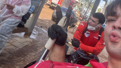 "Para que te hagas una idea, habremos limpiado 5 metros cuadrados de calle en 2 horas"