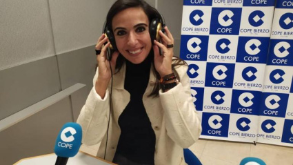 Silvia Rodríguez Álvarez, colaboradora de COPE Bierzo (chaqueta blanca elegante)