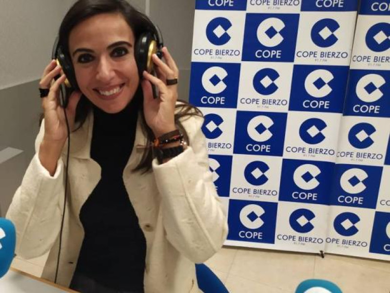 Silvia Rodríguez Álvarez, colaboradora de COPE Bierzo (chaqueta blanca elegante)