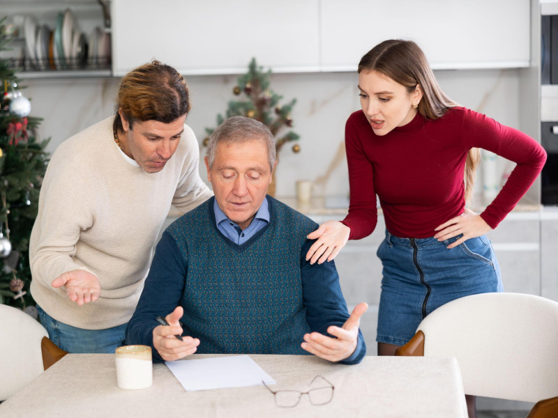 Miembros de la familia discutiendo la herencia