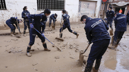 Alumnos de la Escuela de Policía Nacional de Ávila ayuda en la limpieza de Masanasa