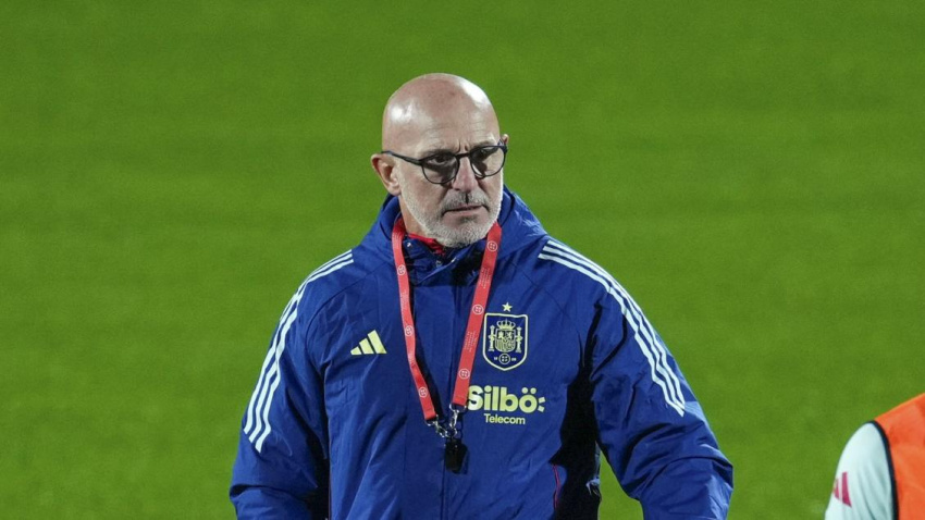 El técnico de la selección española de fútbol, Luis de la Fuente, durante el entrenamiento que han realizado hoy martes en La Ciudad del Fútbol de Las Rozas preparatorio para los próximos encuentro de la Liga de Naciones