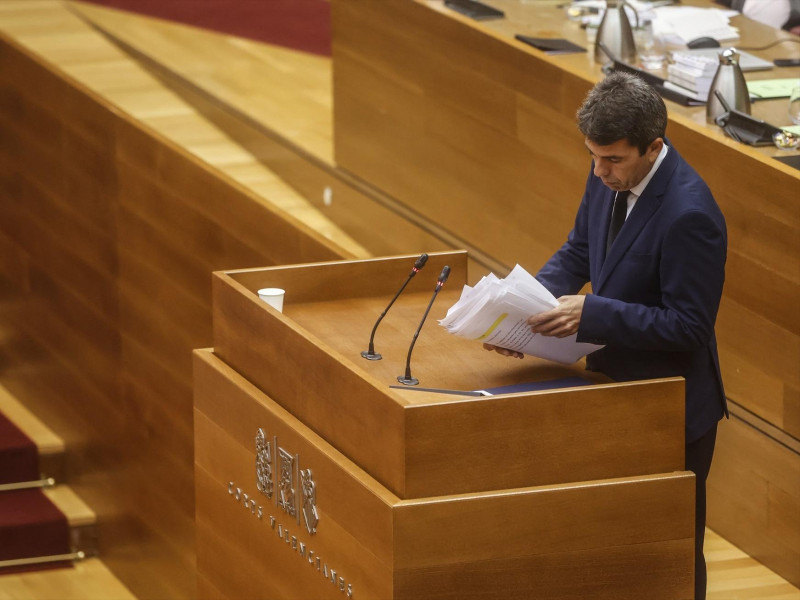 El presidente de la Generalitat Valenciana, Carlos Mazón, interviene durante una sesión plenaria, en Les Corts Valencianes