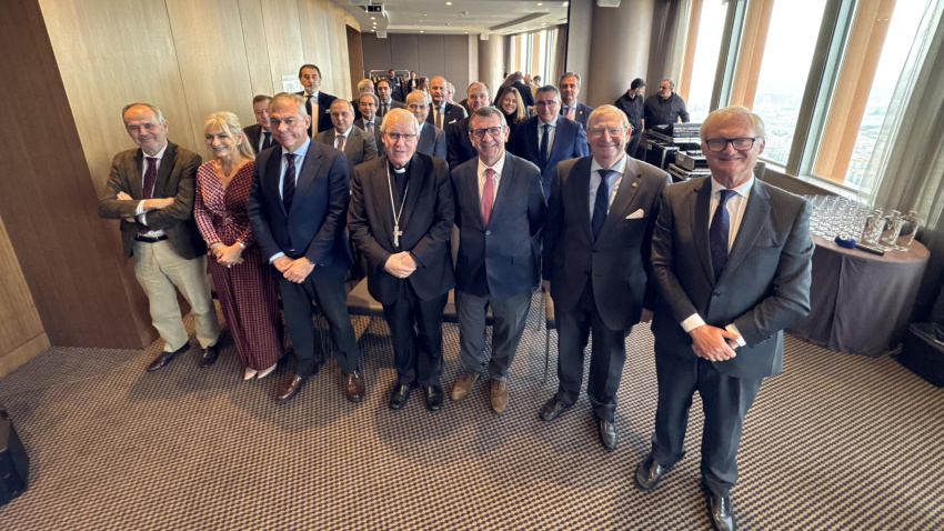 Foto de familia de Monseñor Saiz Meneses, junto a los presentes del acto