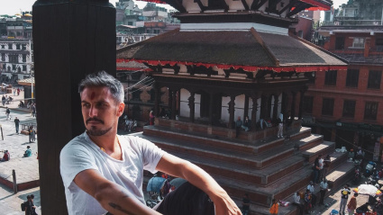 Dani Errántez con un fondo precioso de la ciudad de Katmandú