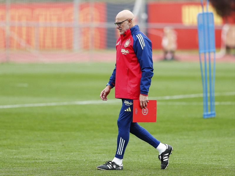 Luis de la Fuente, entrenador de España, observa durante una sesión de entrenamiento antes del partido de la Liga de Naciones de la UEFA de la selección española de fútbol contra Serbia, en la Ciudad del Fútbol, el 14 de octubre de 2024, en Las Rozas, Madrid, España.