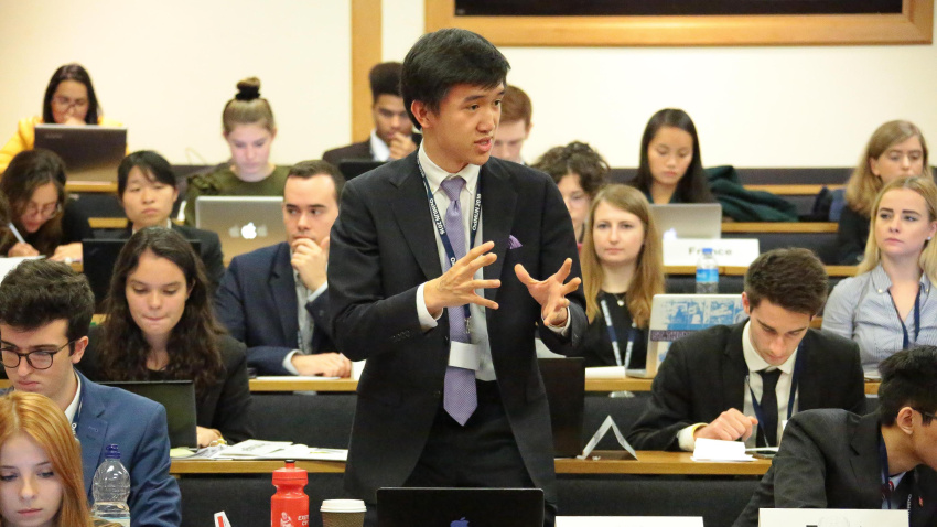Un alumno en un debate en la ONU