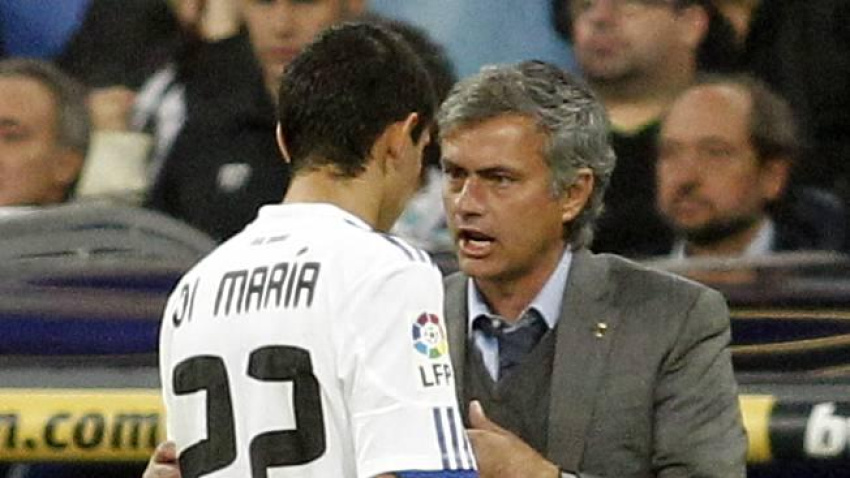 Mourinho dando indicaciones a Di María en un partido