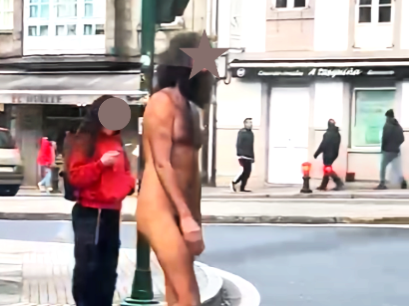 Captura del vídeo con un hombre paseando desnudo por las calles de Santiago