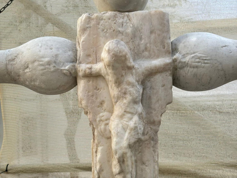 La cruz de San Lázaro vuelve a la plaza de Santa Marta tras su restauración