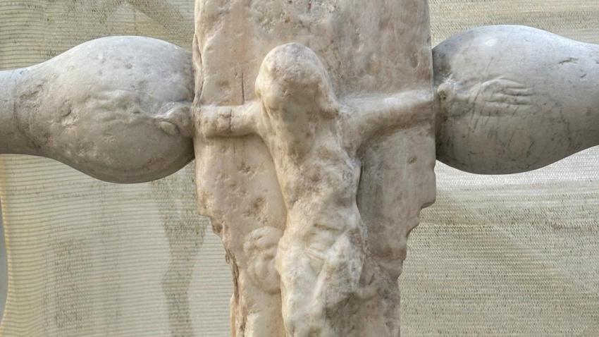 La cruz de San Lázaro vuelve a la plaza de Santa Marta tras su restauración