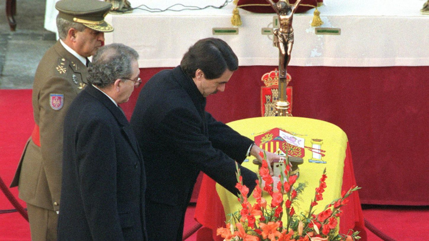 José María Aznar, ante el féretro del teniente coronel Pedro Antonio Blanco