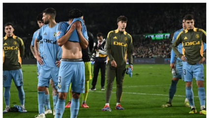 Los futbolistas del Burgos CF se lamentan tras la derrota en El Sardinero