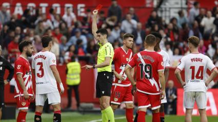 Unai López ve la tarjeta roja durante el partido en el estadio Sánchez-Pizjuán