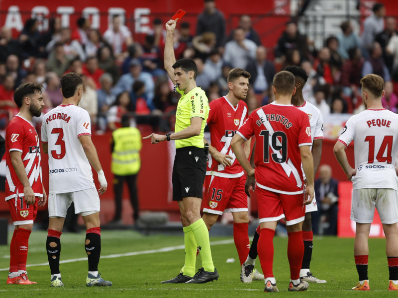 Unai López ve la tarjeta roja durante el partido en el estadio Sánchez-Pizjuán