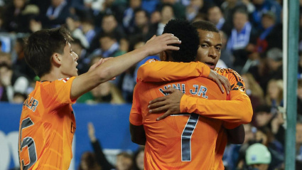 Kylian Mbappé celebra su gol contra el Leganés con Vinicius y Güler.